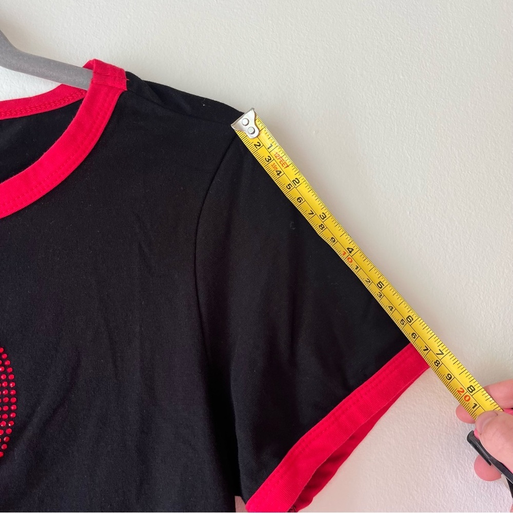 Hot Topic Black and Red Marvel Deadpool Short Sleeve Tee - Picture 5 of 9